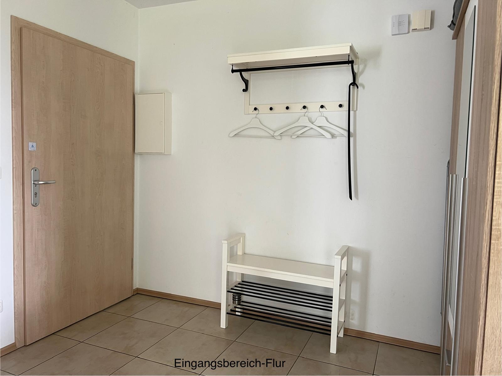 Eingangsflur der Wohnung mit Garderobe