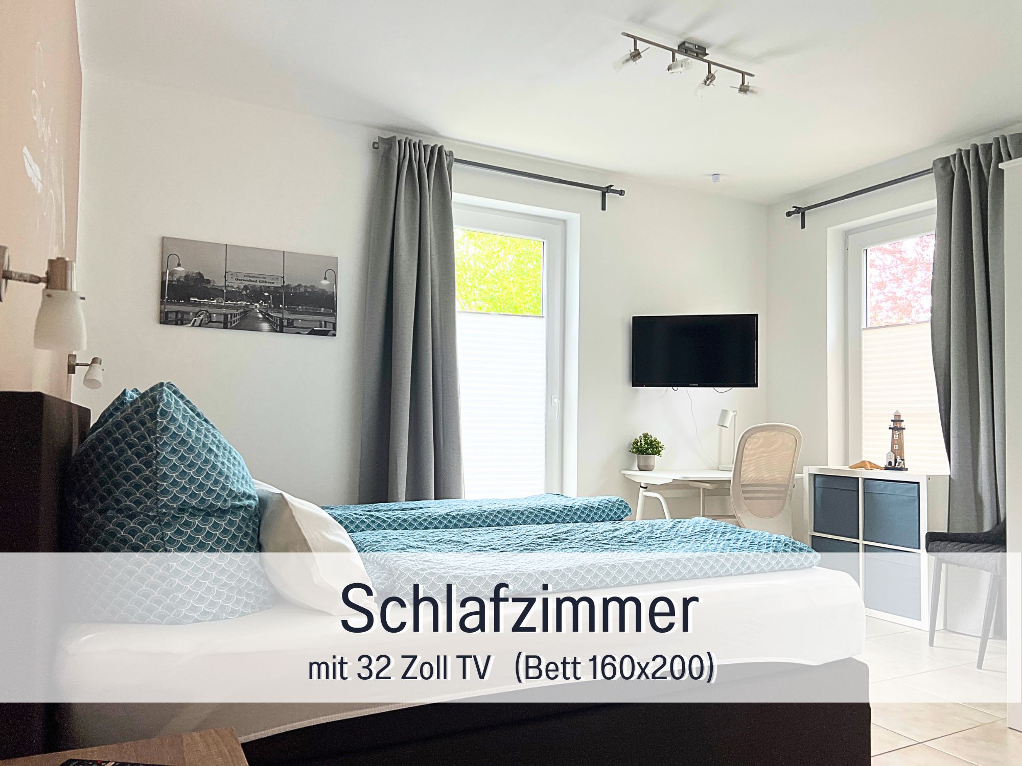 Gemütliches Schlafzimmer mit Doppelbett und Flatscreen-TV