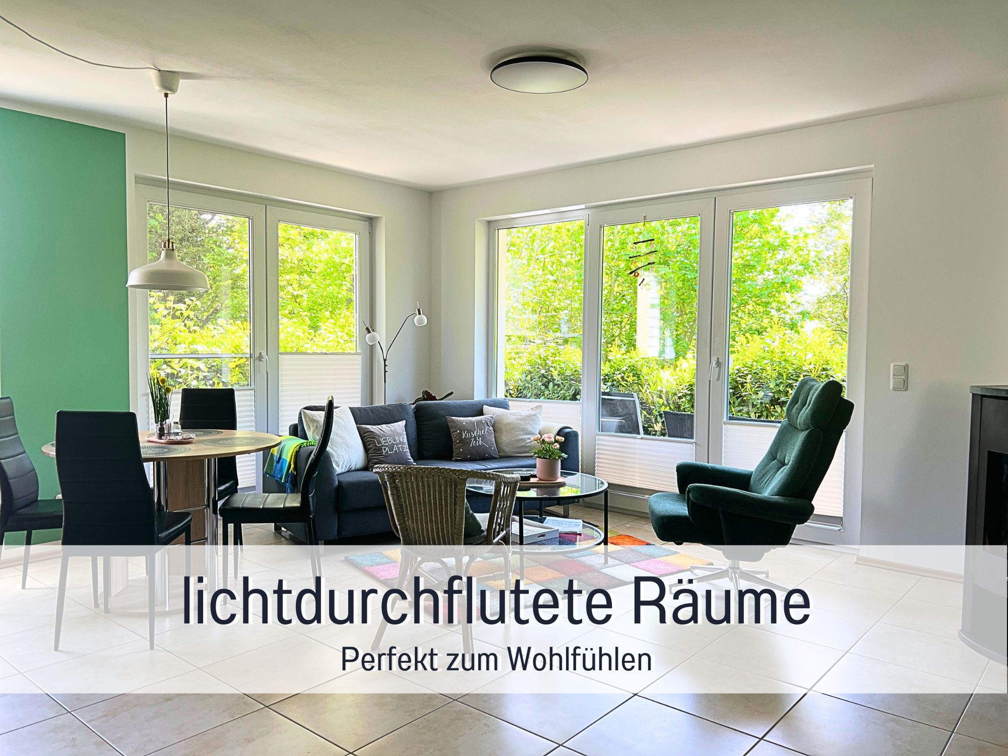 Gemütliches Wohnzimmer mit Kamin
