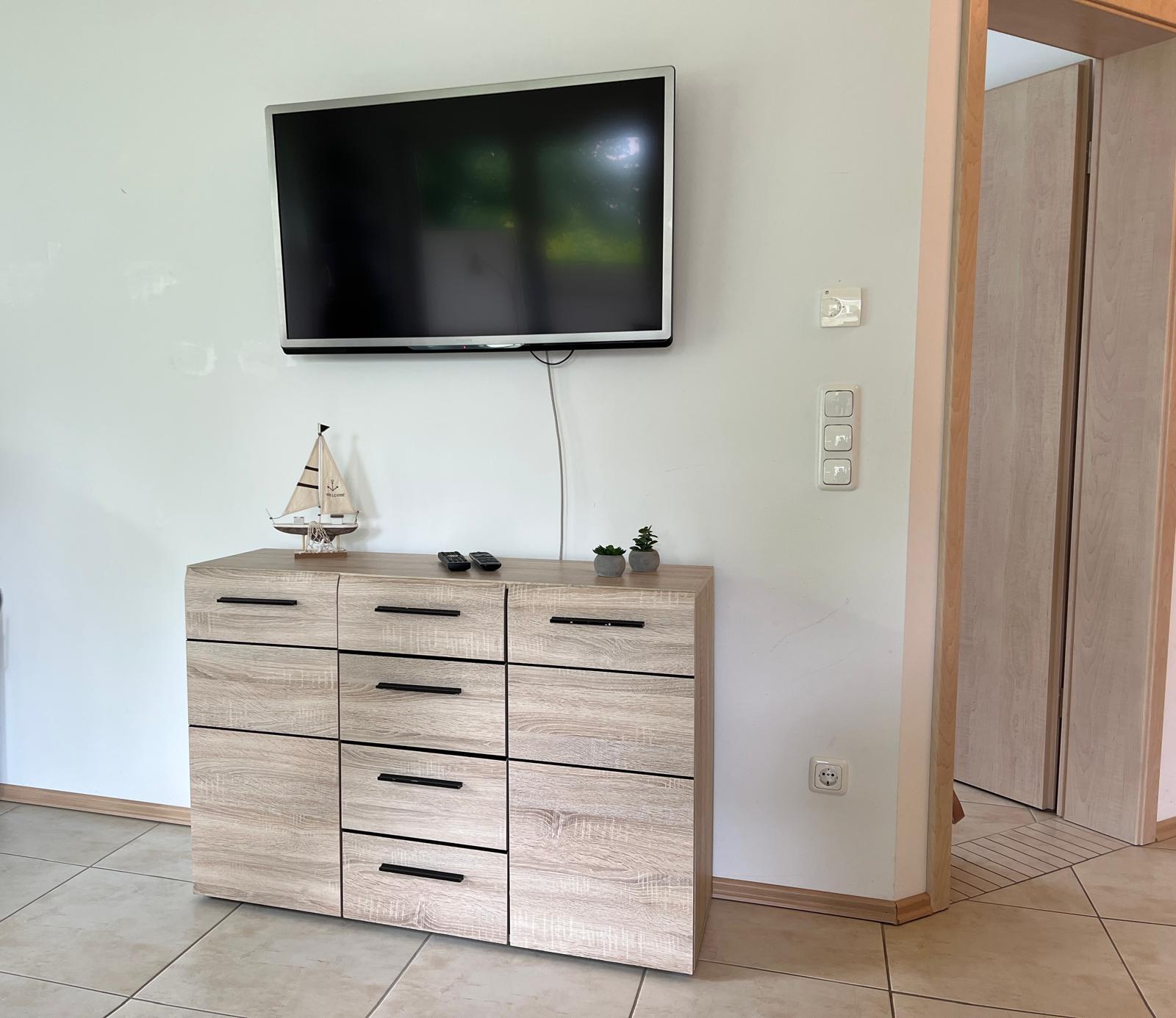 Flatscreen-TV mit SmartTV und Kommode