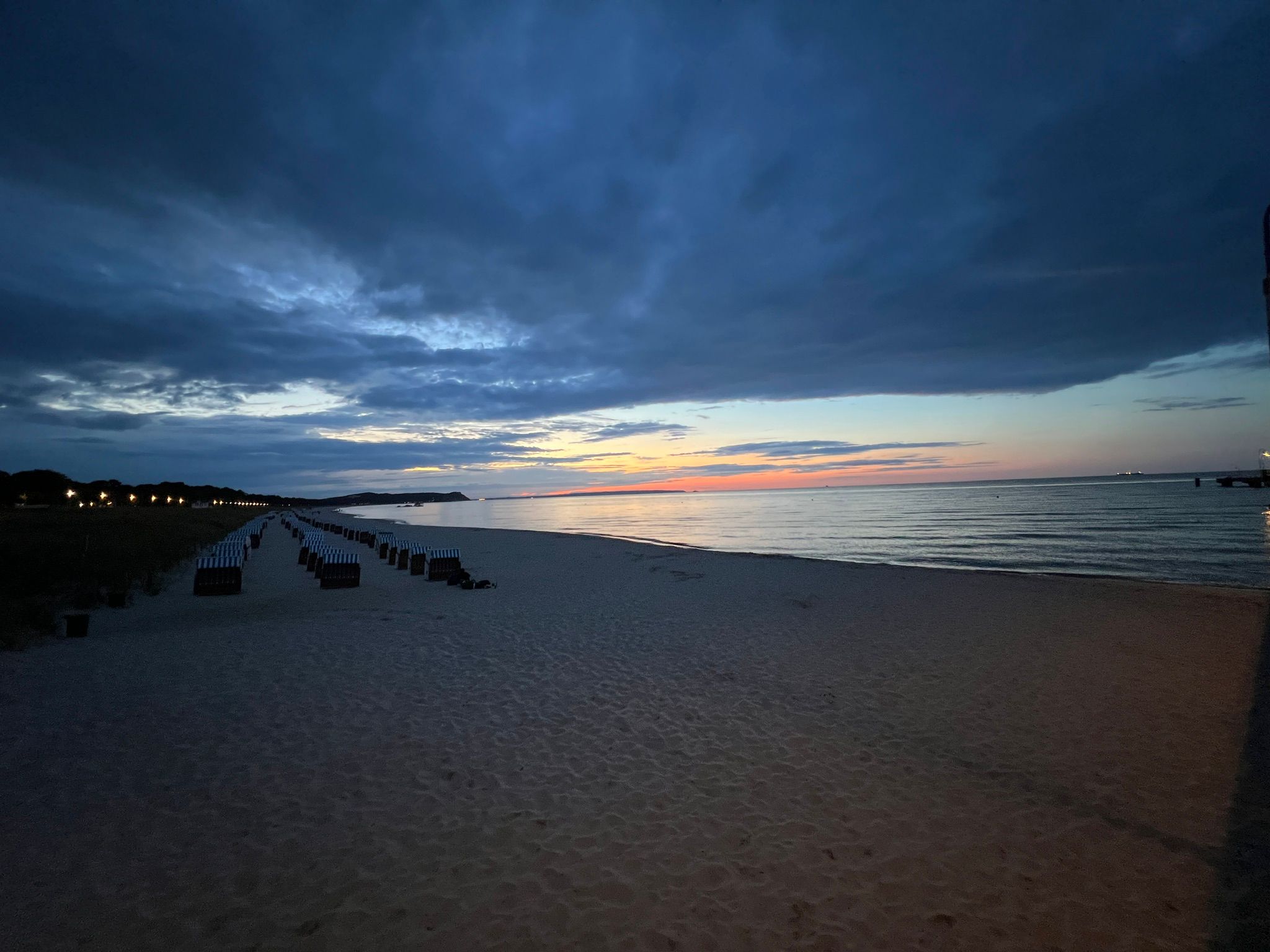Nordstrand in Abenddämmerung mit Sonnenuntergang